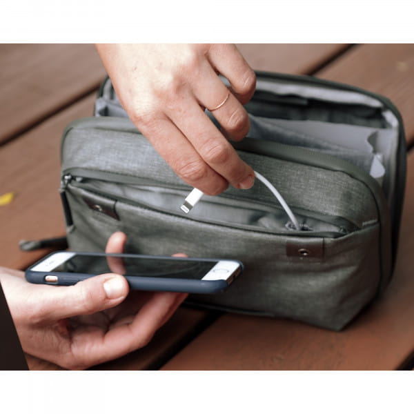 Peak Design Tech Pouch - Sage (Salbeigrün) - Organizer-Tasche für Smartphones, Kabel etc.